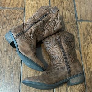 Child’s Brown Boots😀.     Size 1